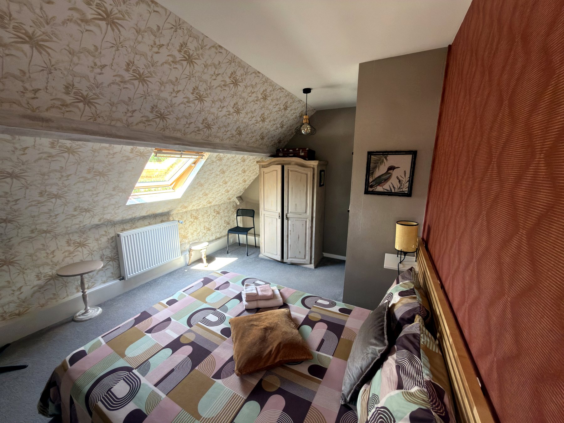 Chambre sous pente du Gîte Pipiou avec fenêtre de toit