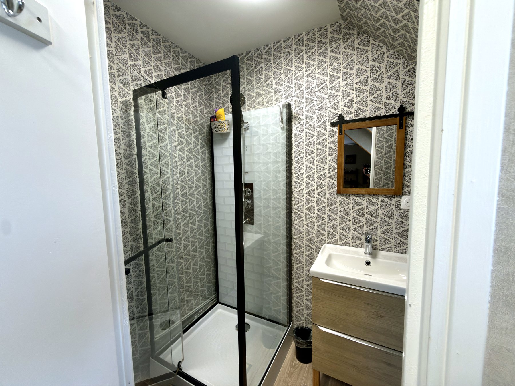 Douche et sèche-serviettes de la salle de bains
