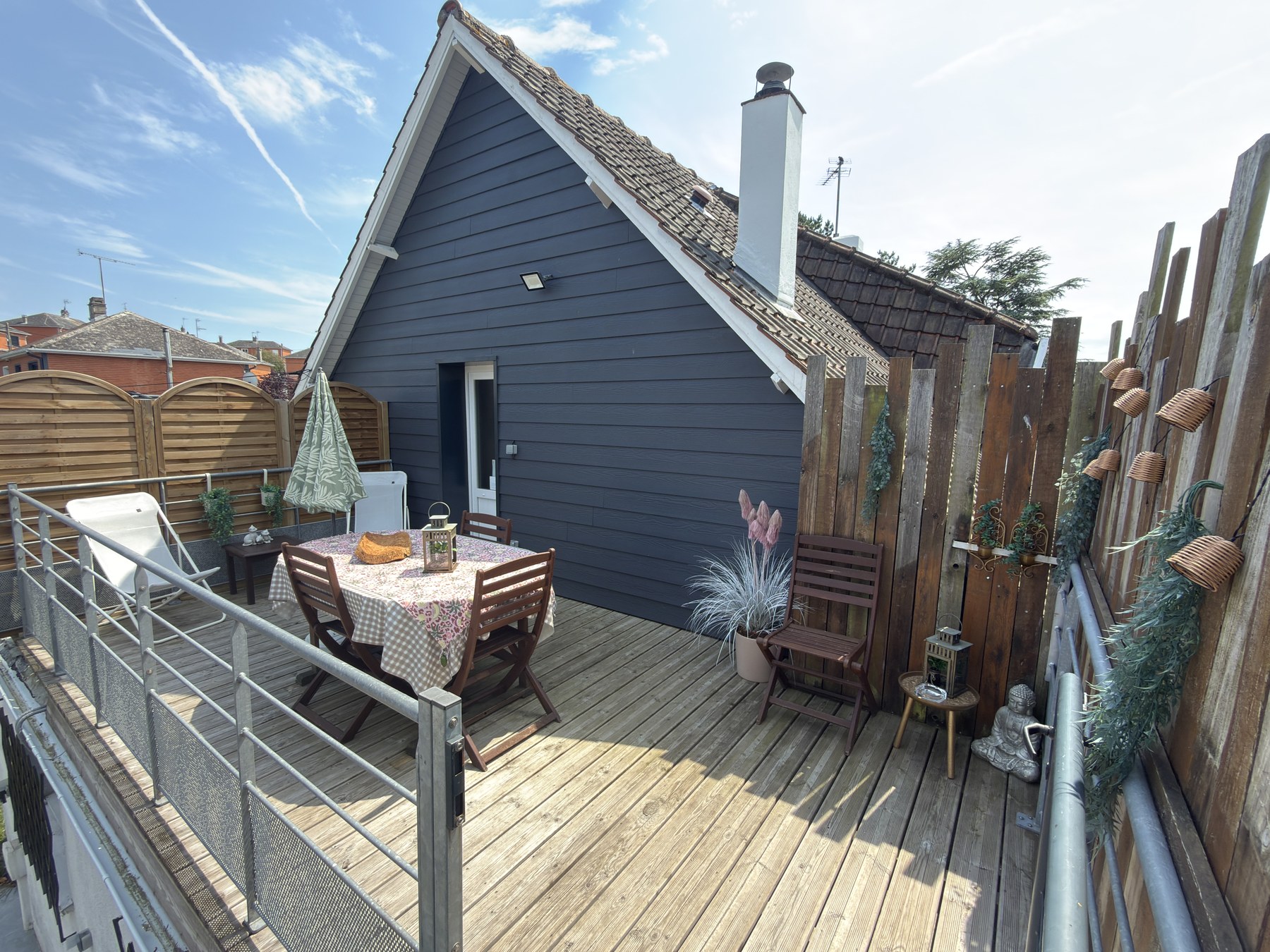 Vue d’ensemble de la terrasse aménagée du gîte