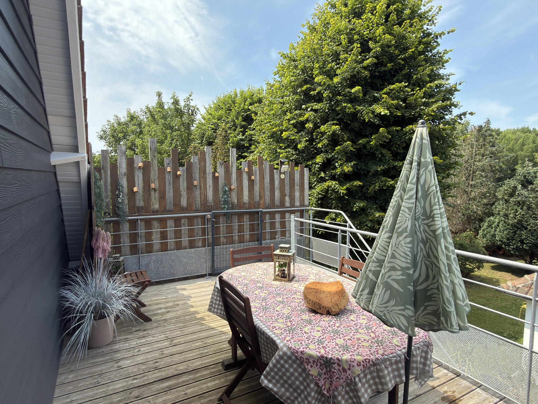 Terrasse ensoleillée ouverte sur le jardin